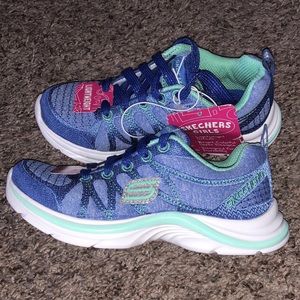 Kid’s Skechers lightweight tennis shoes